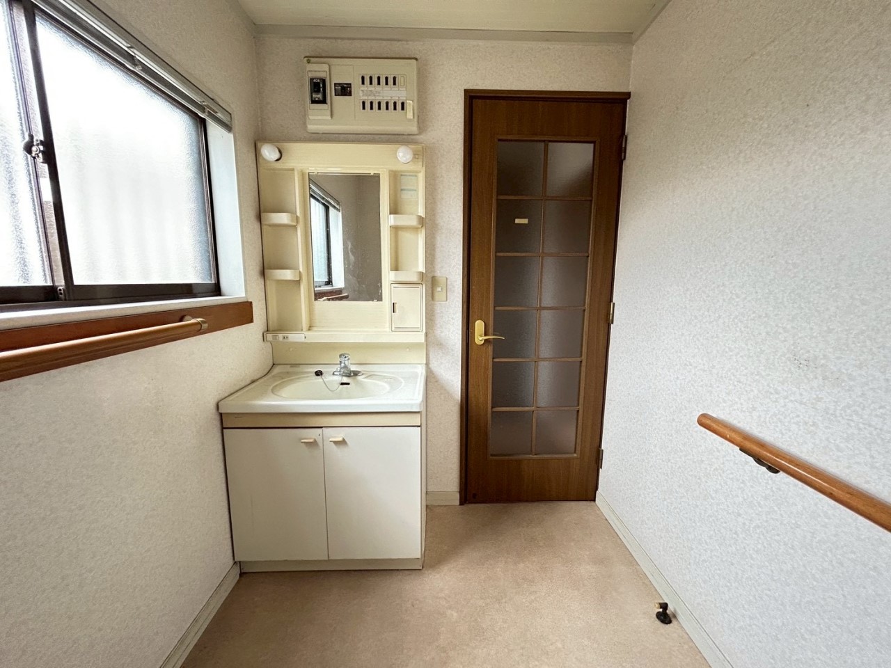 【脱衣所】窓から光が入る明るい脱衣所♪