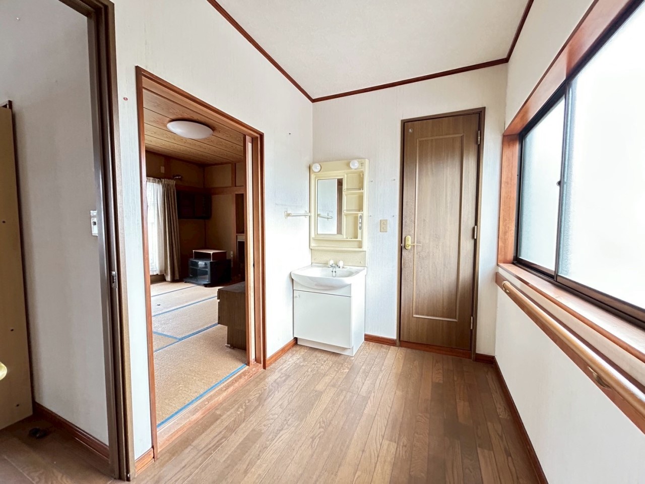 【化粧台】２階にもあるので、朝の準備は勿論、加湿器へ水を補充するのも楽になります♪