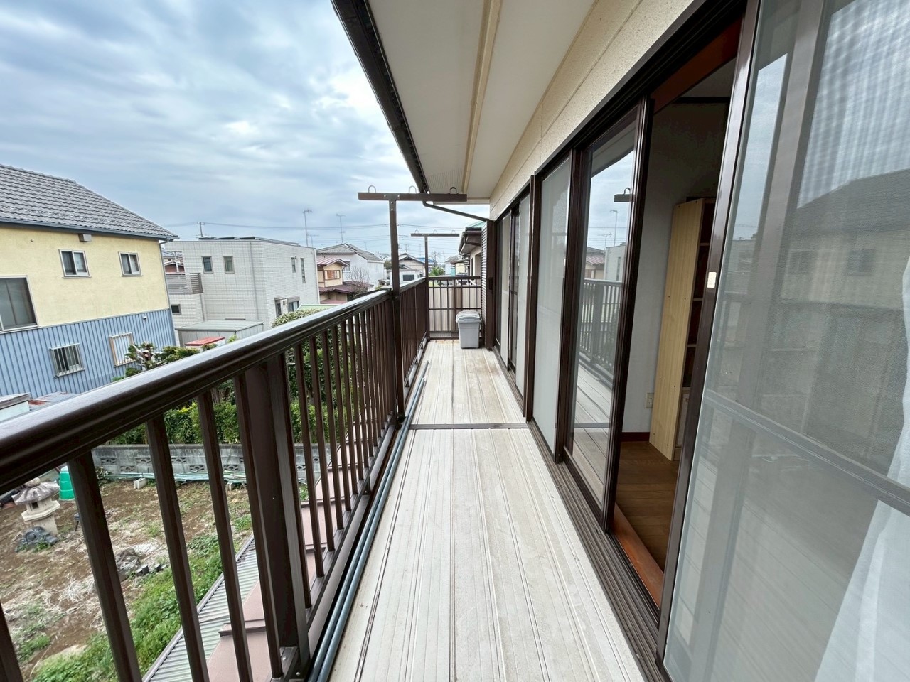 【ベランダ】広々としているので、お布団がたくさん干せます♪