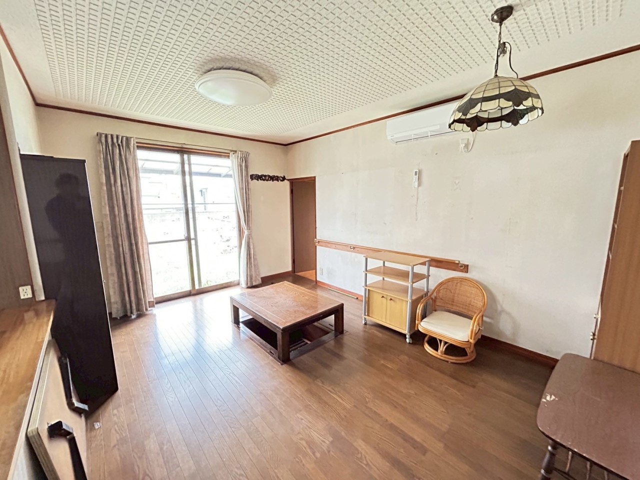 【リビング】掃き出し窓からたっぷり光が入るリビング♪