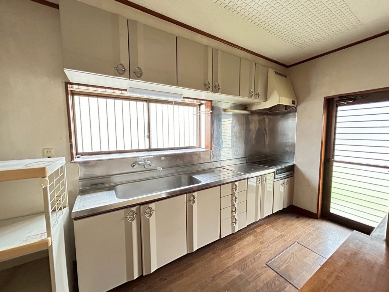 【キッチン】吊り戸付きの広々キッチン♪