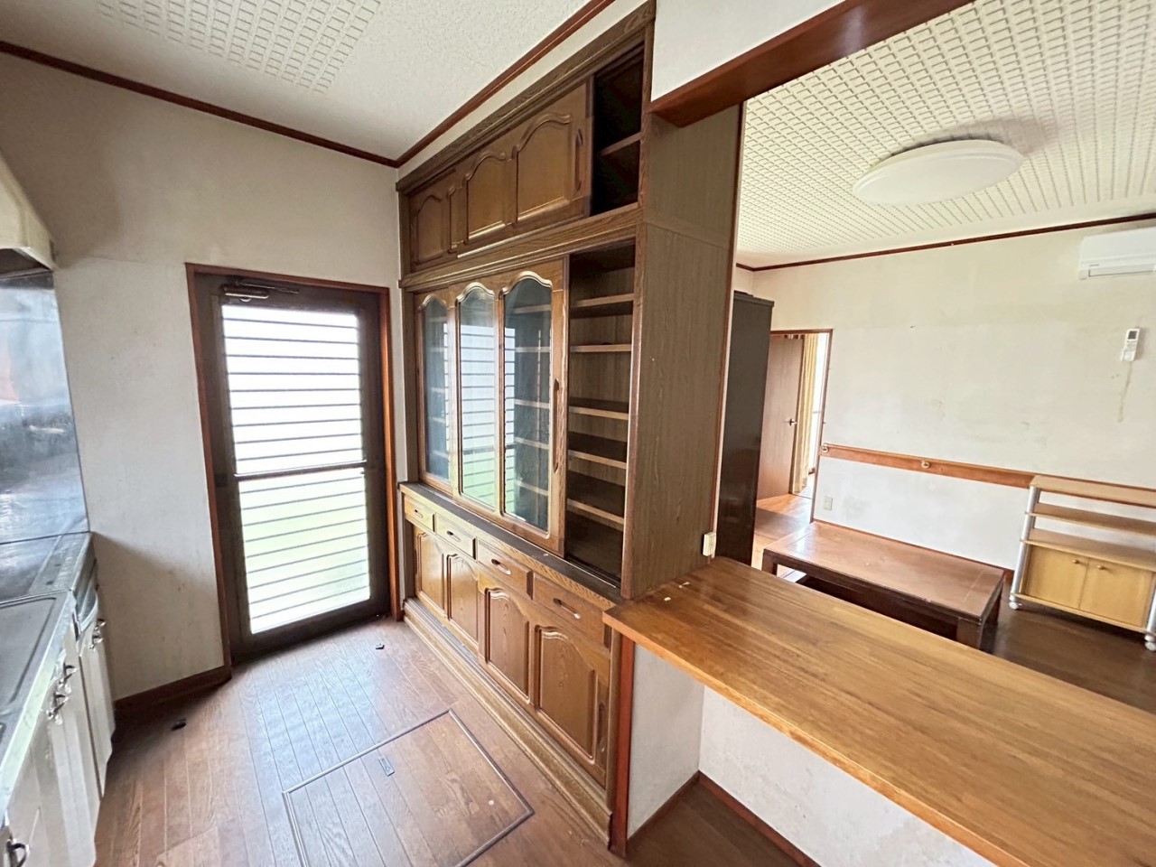 【キッチン】食器棚があるので、収納に大助かり♪