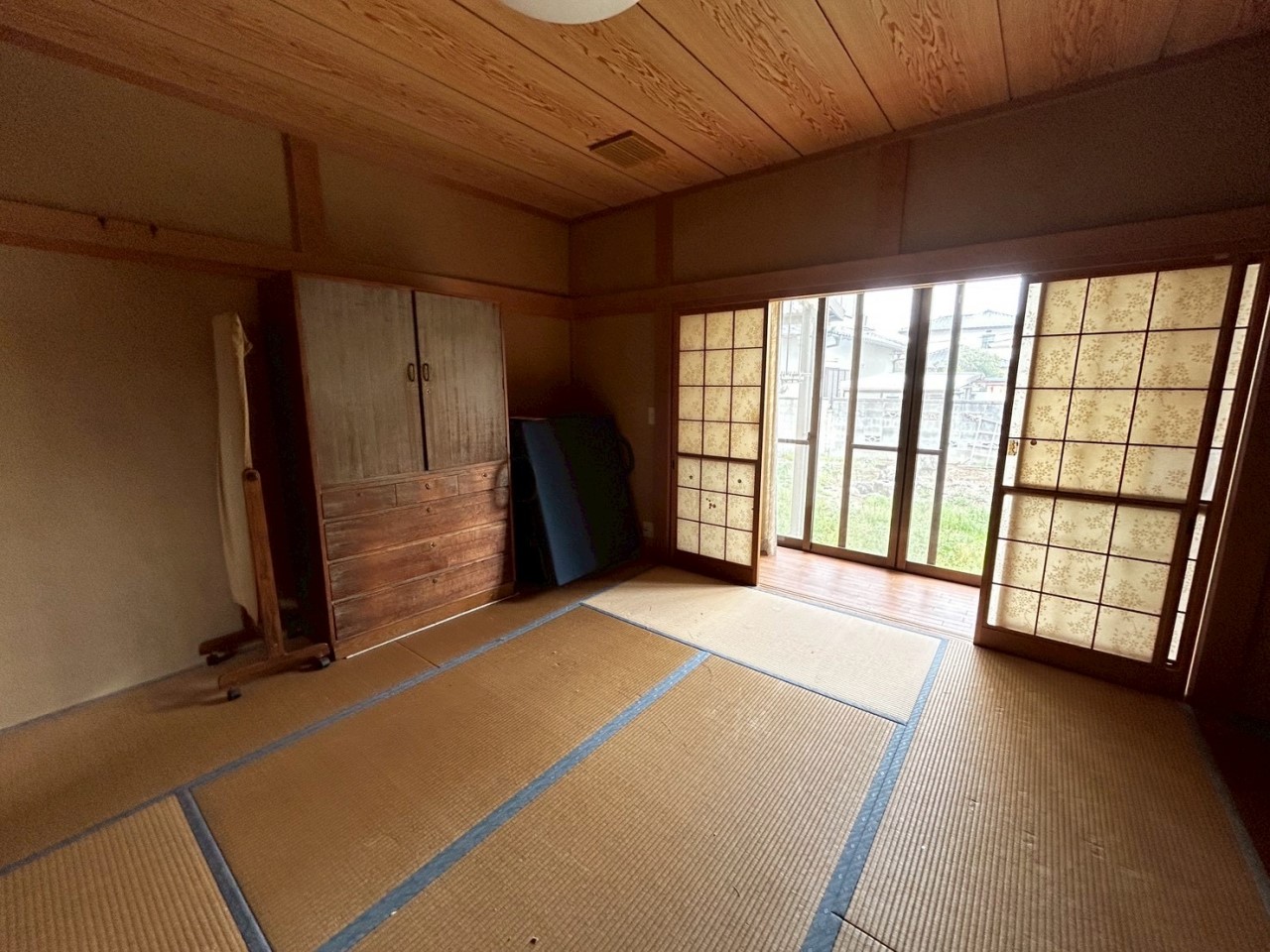 【1階和室】障子から明るい光が差し込み、落ち着ける空間です♪