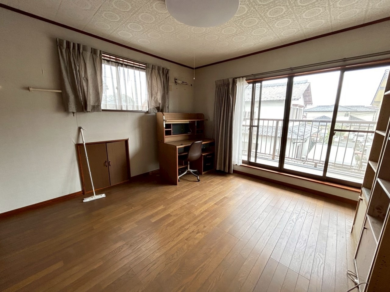 【洋室】窓が2つあるので、日当たり風通し良好です◎