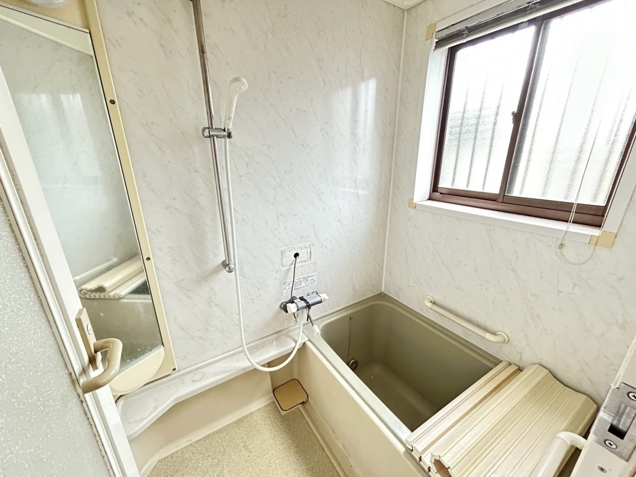 【浴室】窓がある浴室なので、開放感があり空気の入れ替えも楽々です♪