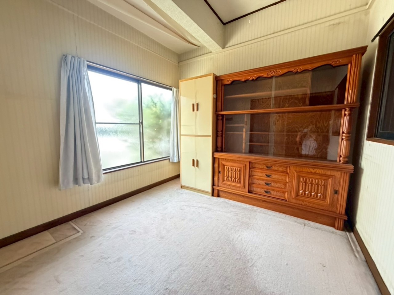 【洋室】窓からたっぷり光が入ります♪