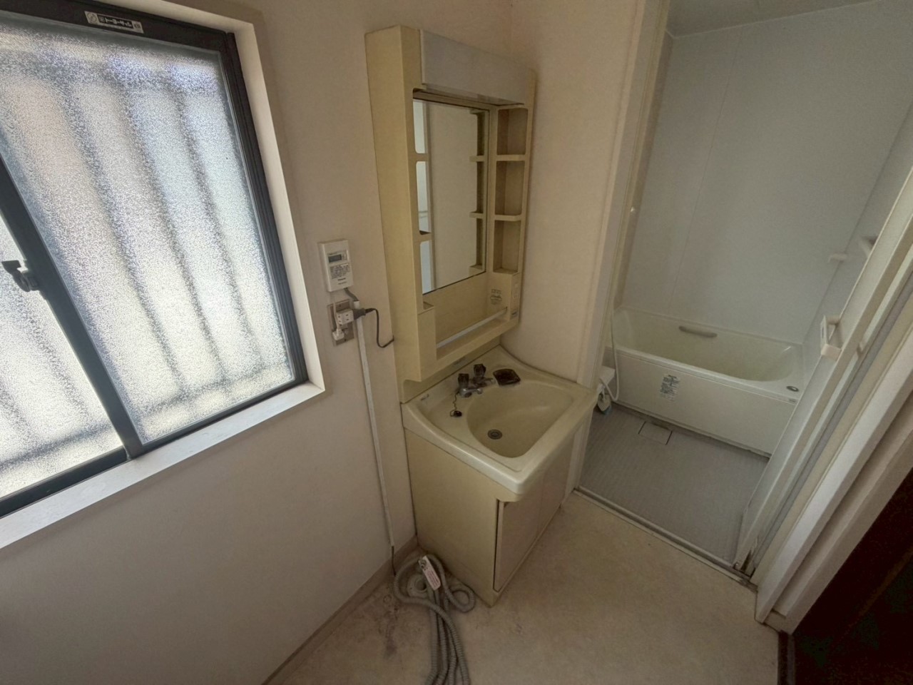 【脱衣所】窓があるので空気の入れ替えも楽々です♪