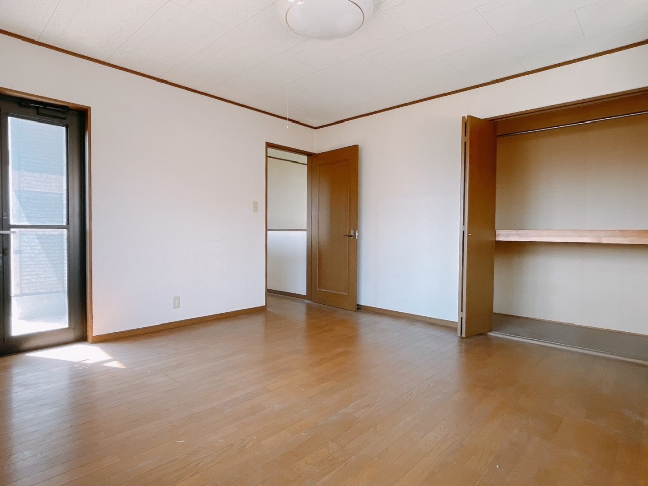 【洋室】朝日が入る東側のお部屋です。※現況販売となります