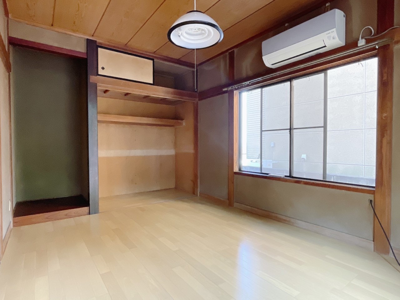 【1F洋室】南向きの出窓が特徴の洋室は収納付きで広く使える洋室です♪※2026年6月撮影