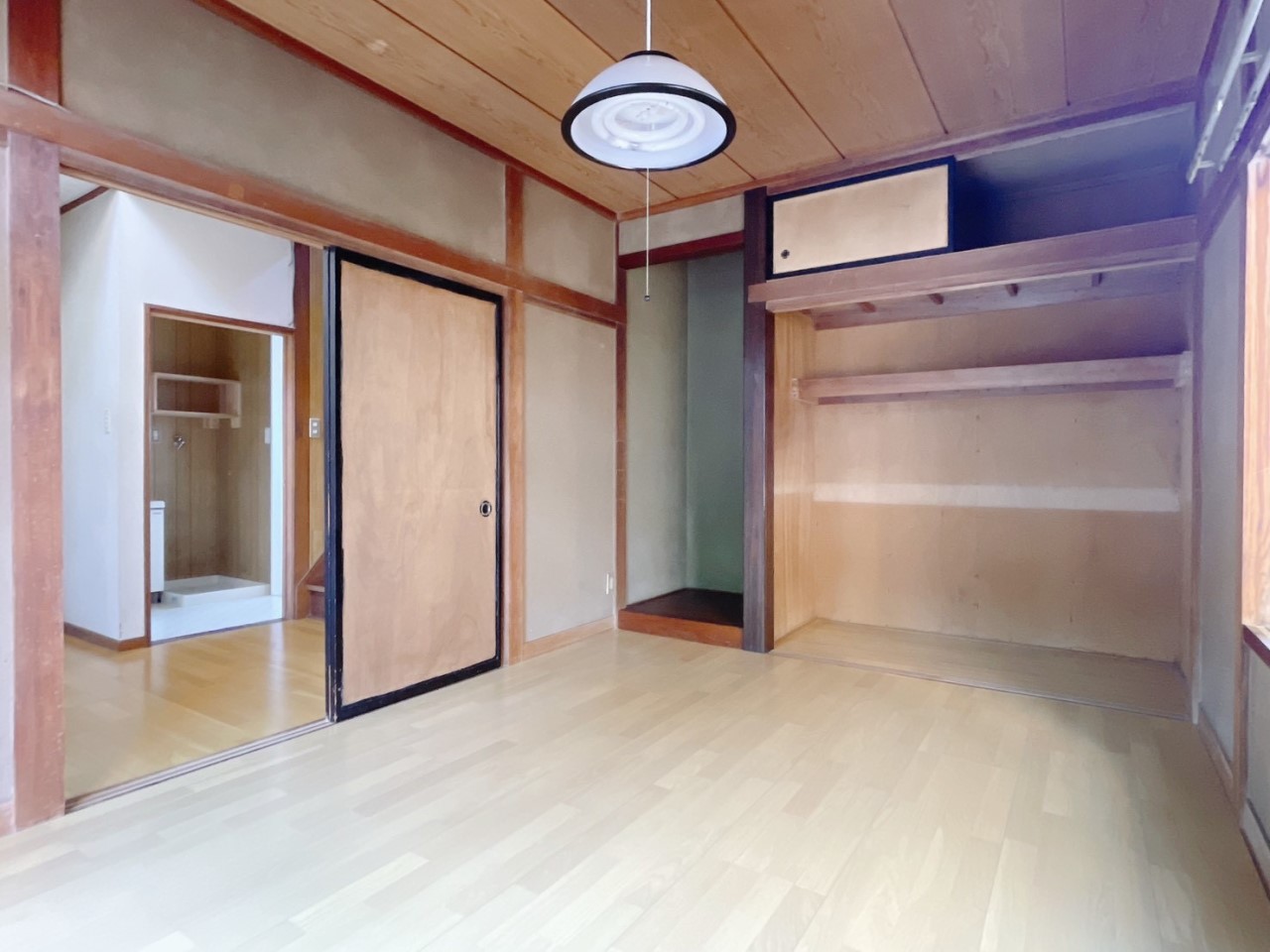 【1F洋室】和な雰囲気を感じるフローリング仕様のお部屋です♪※2026年6月撮影