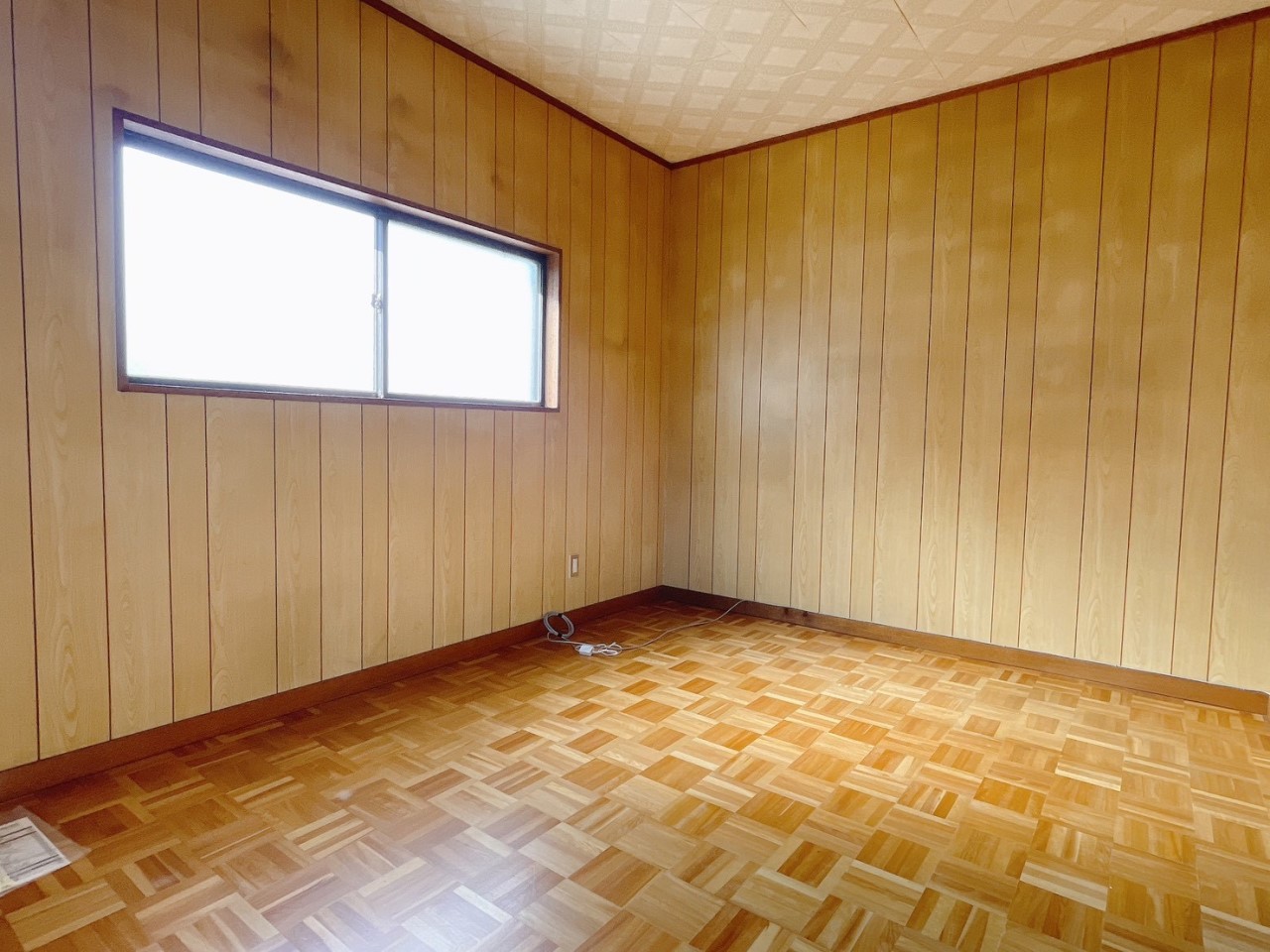 【2F洋室】明るい２面採光のお部屋です♪寝室や書斎、ワークスペースとしても♪※2026年6月撮影