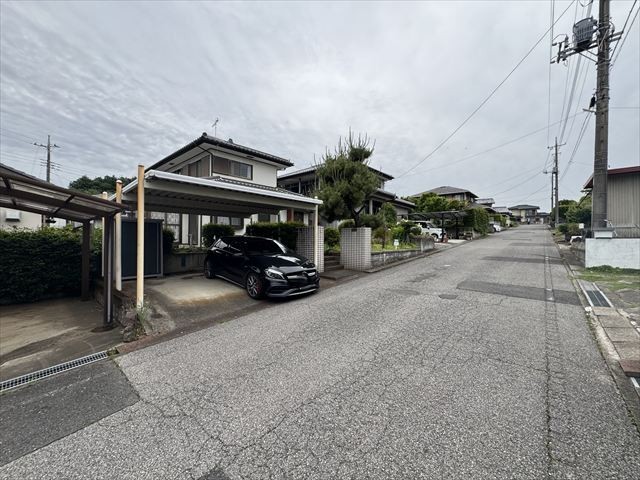 【前面道路】陽当たり良好な南東側道路！幅員約5.3ｍのため駐車もスムーズです♪（2025年6月撮影）