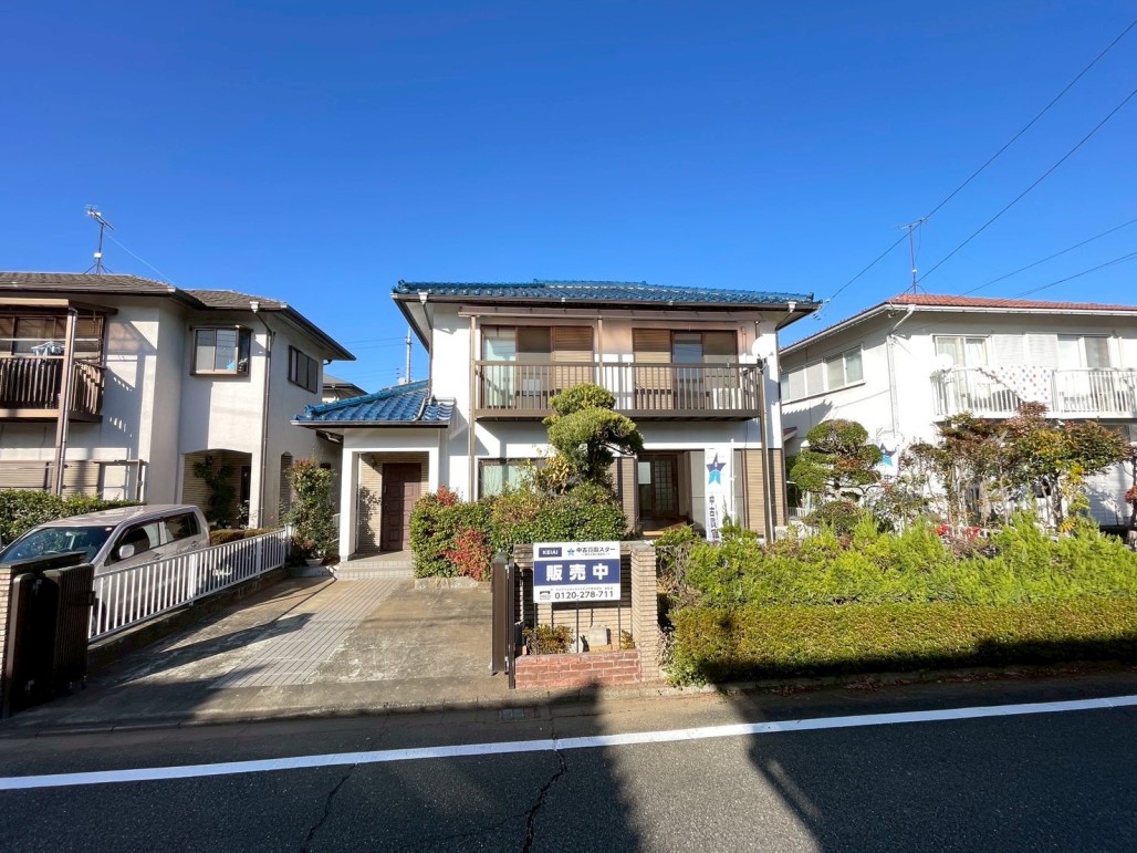 【外観】接道の幅員は6ｍあるので、駐車楽々♪