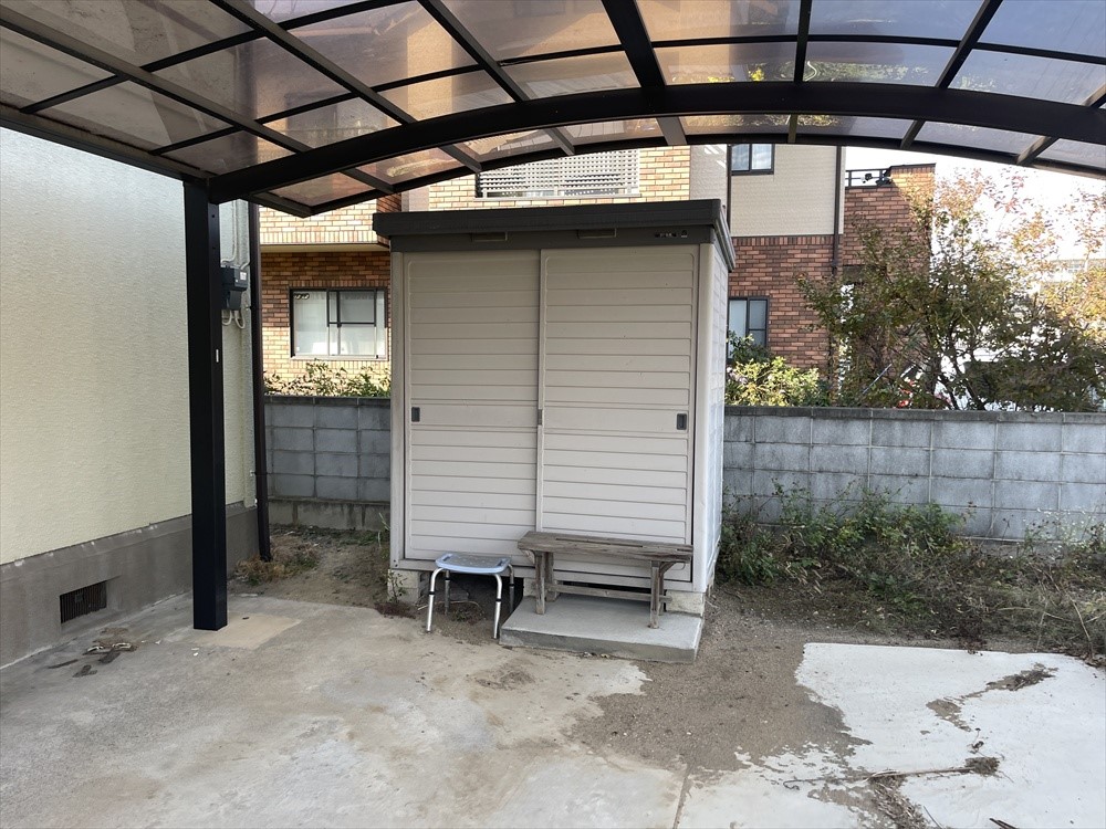 【物置】車のタイヤや掃除用具など収納できますね♪