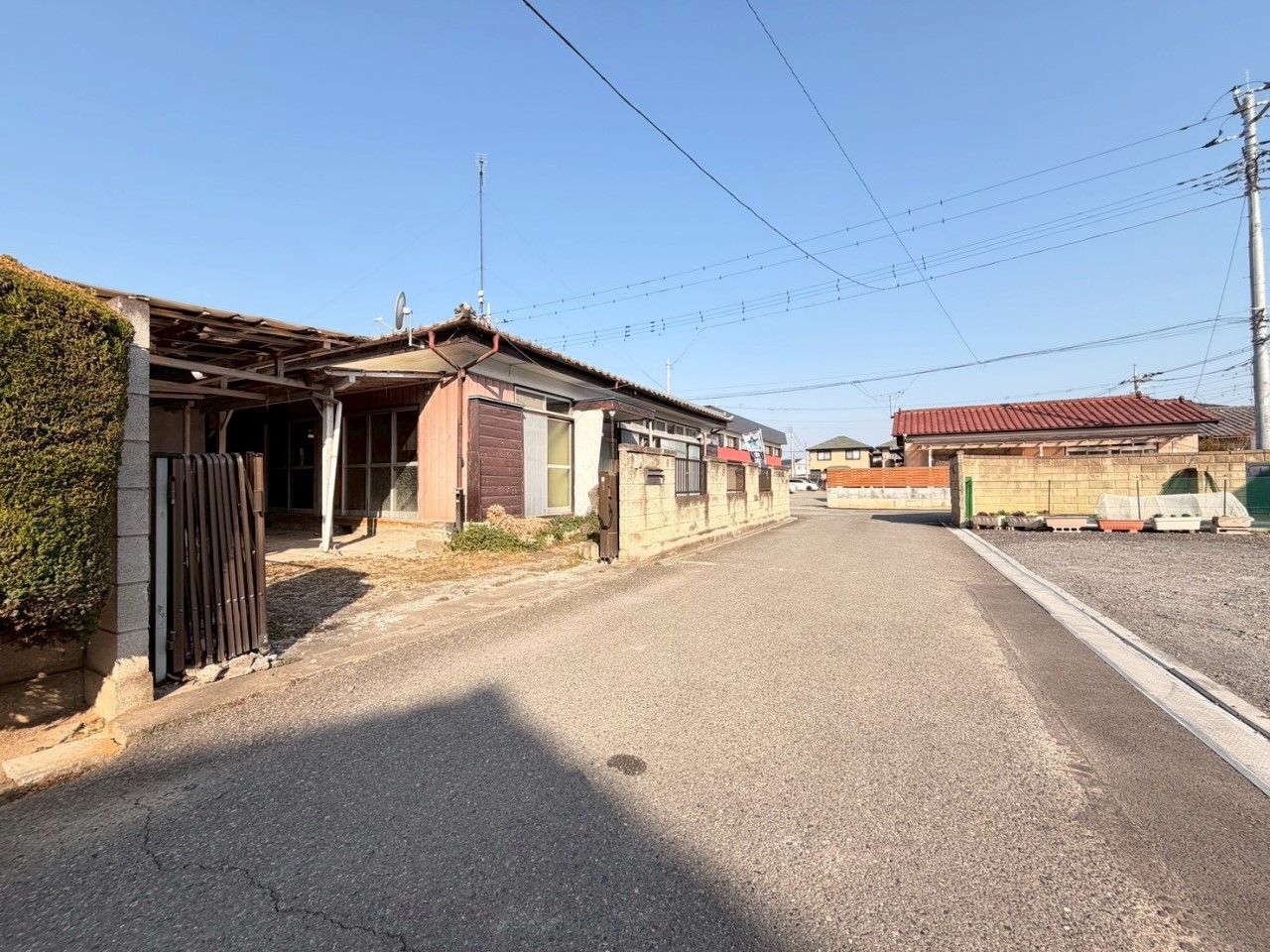 【外観】三方角地物件！  建物の南東側から撮影