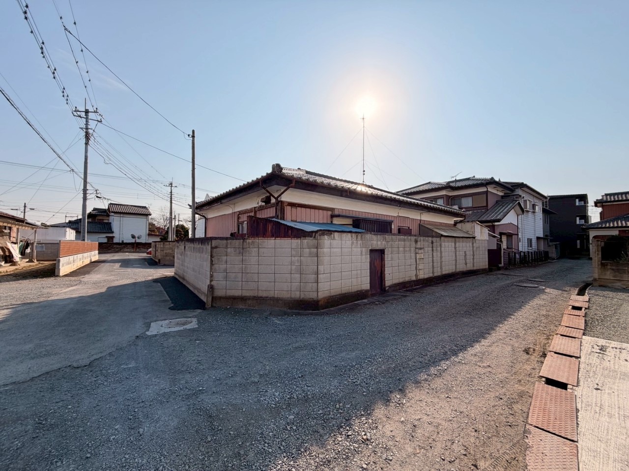 【外観】建物の北西側から撮影