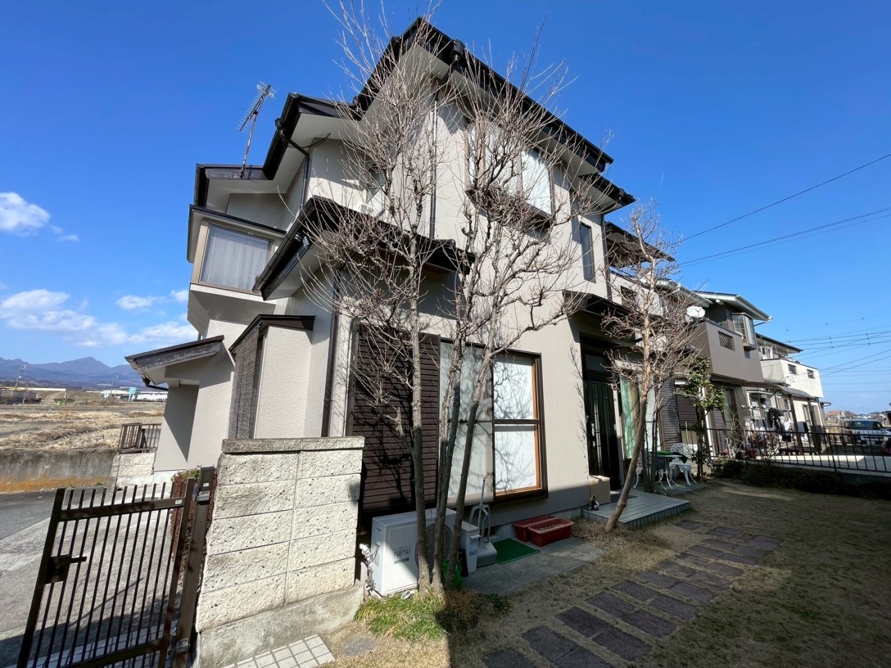 【外観】シンボルツリーのあるお庭♪