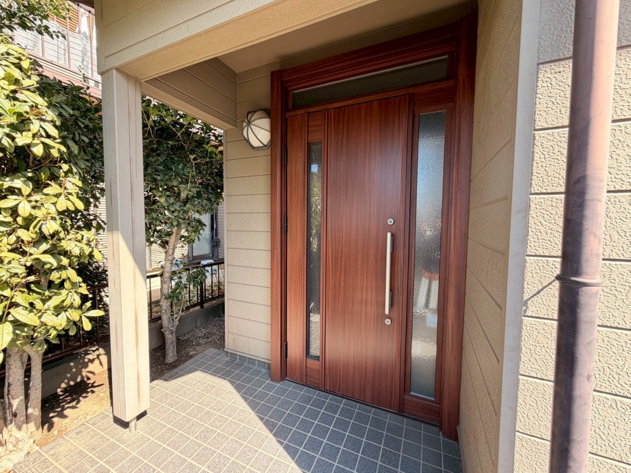 【玄関】立派で綺麗な玄関扉です♪