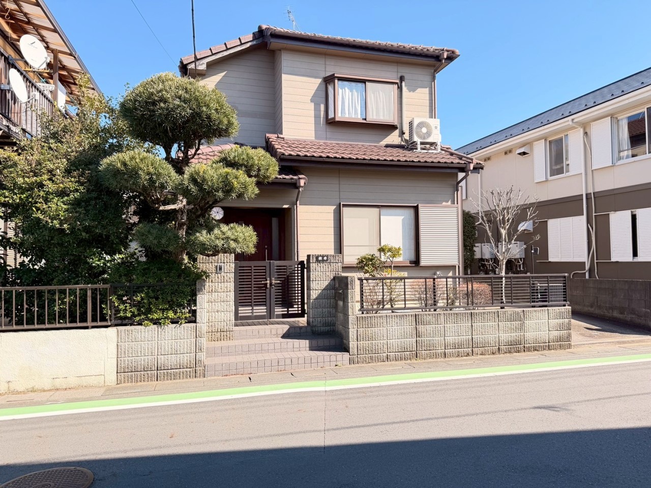 【外観】お庭には松の木や金木犀が植えられております♪