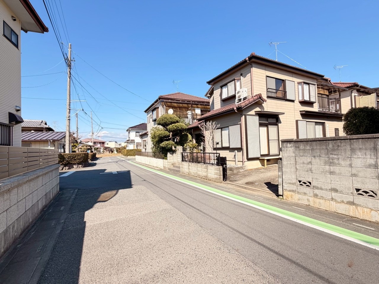 【道路】幅員は6ｍあり、車通りも多くはないので、ゆっくり駐車できます♪