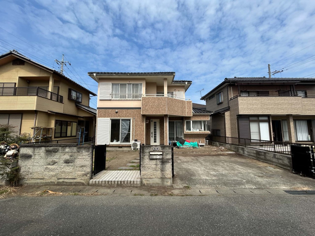 【外観】南道路のため日当たり良好♪