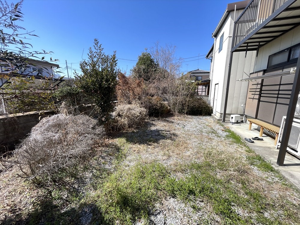 【外構】南側にお庭もございます♪  ※別棟の建物は撤去致します。