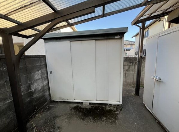 【物置】スタッドレスタイヤなどを収納することができます♪  