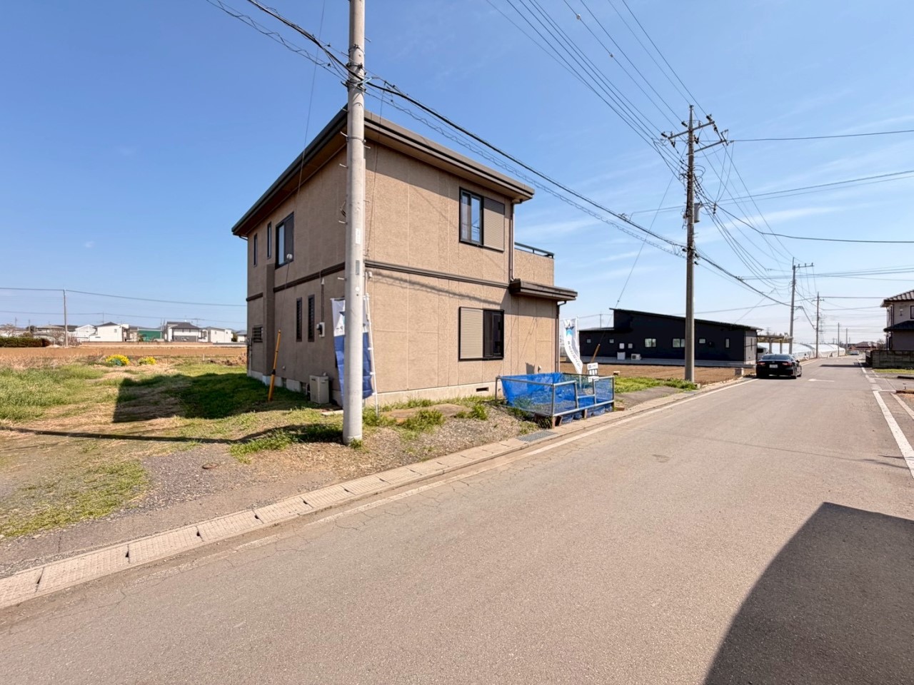 【外観】隣地建物まで距離があるため、開放感がございます♪