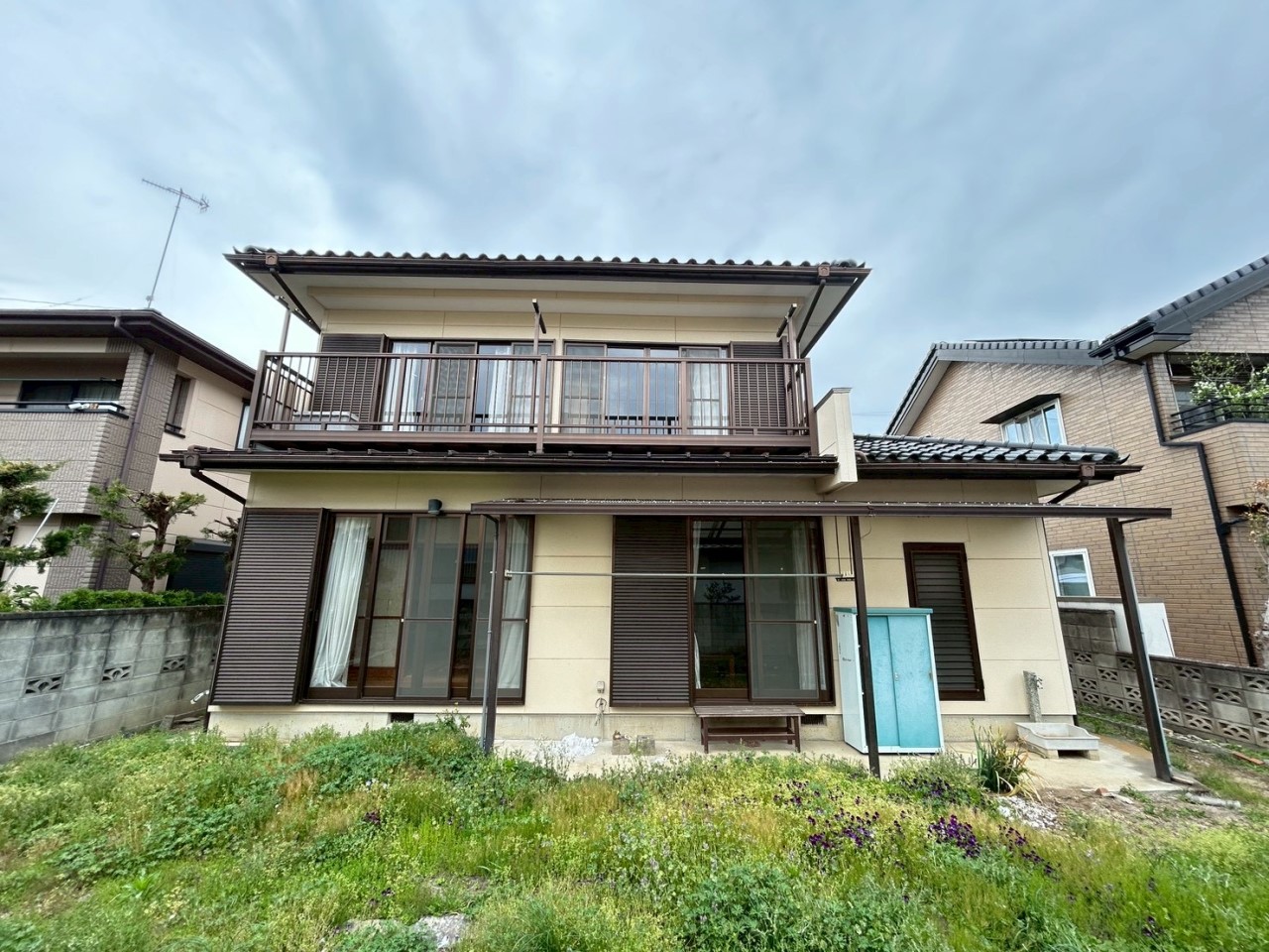 【外観】1階にはテラス屋根があり、洗濯物が干せるようになっております♪