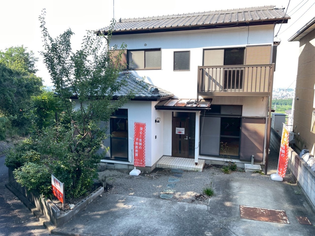 【外観】並列２台分の駐車スペースあり！玄関も屋根付きで雨の日も安心♪※2026年6月撮影