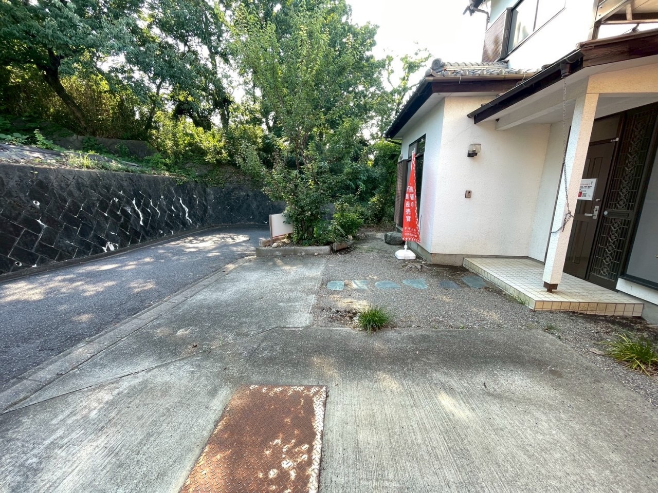 【駐車スペース】2台分可能です♪前面道路交通量も少なく駐車もスムーズです※リフォーム前写真