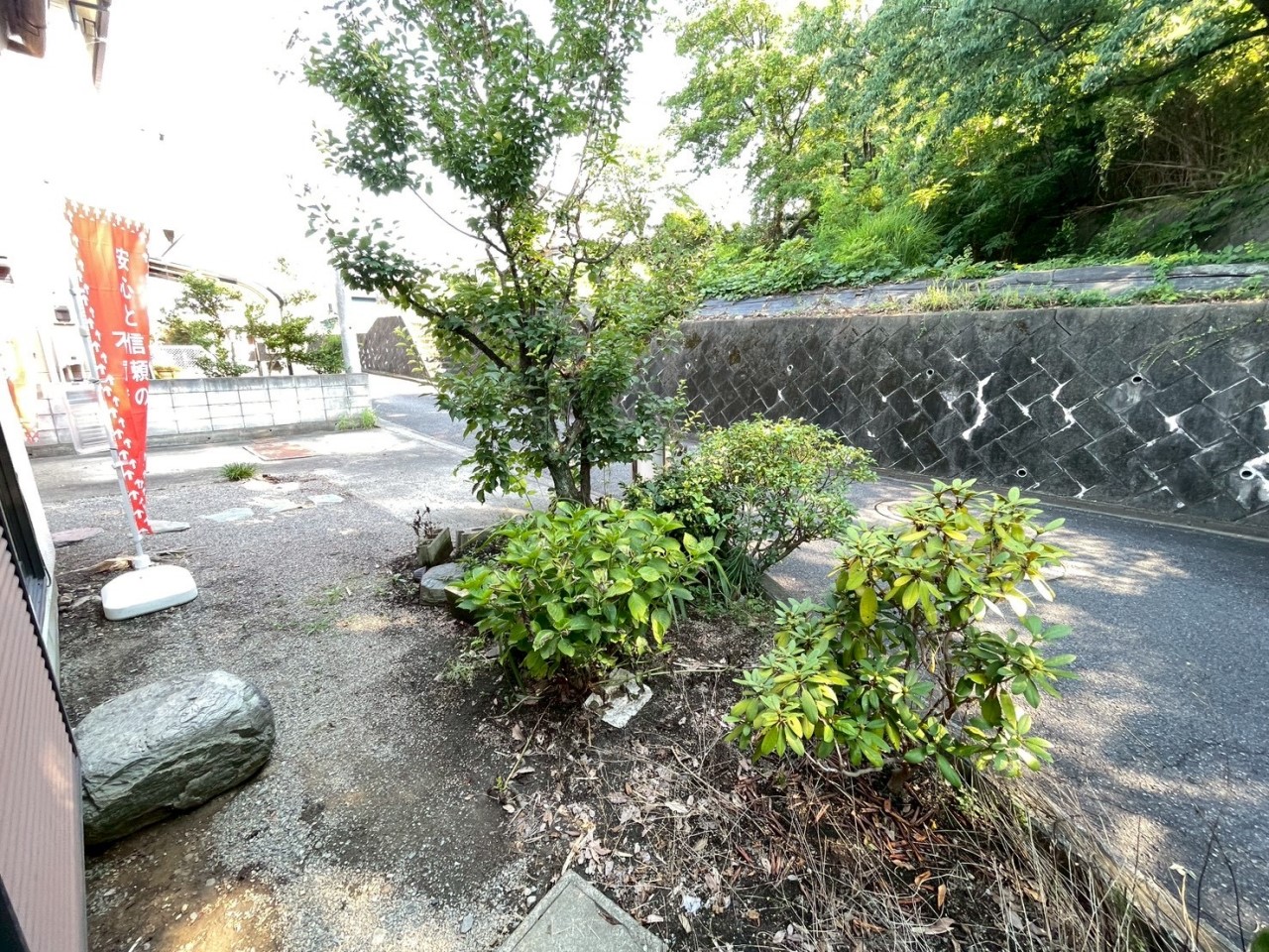 【庭】お花や木を植えるスペースがございます♪※リフォーム前写真