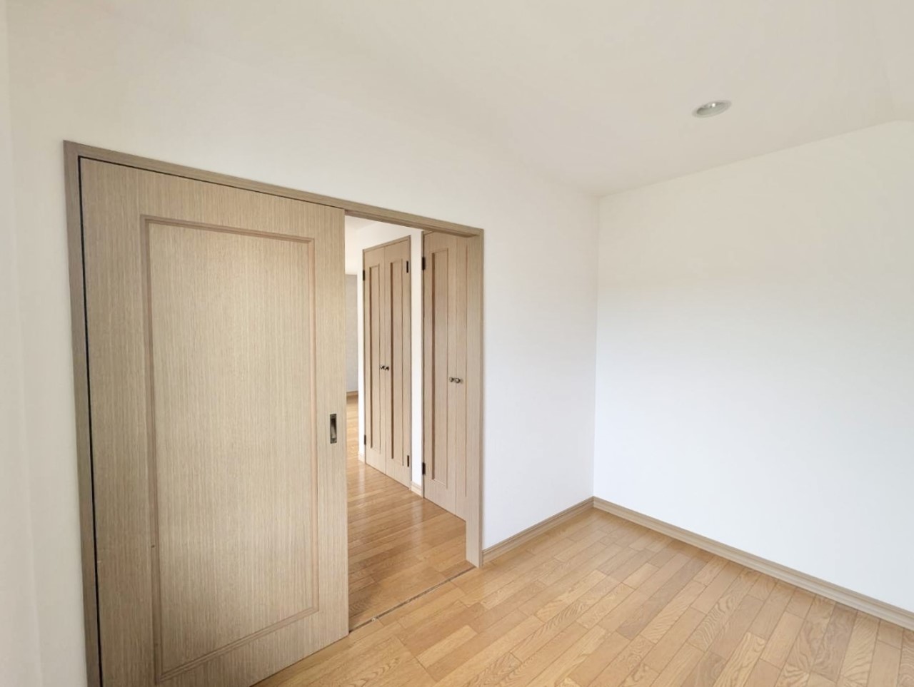 【2階洋室】主寝室と繋がったお部屋は、大型収納スペースとしてはもちろん、在宅ワークや書斎としてもお使いいただけます♪.*