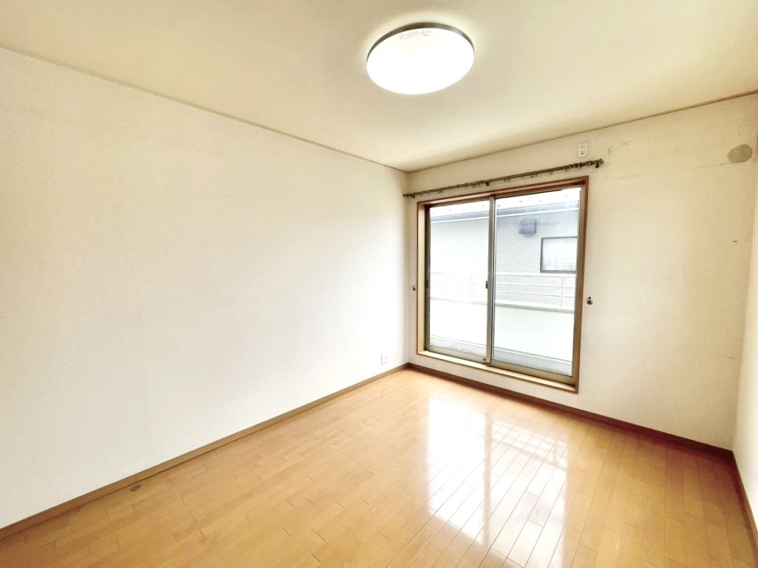 【2階洋室】バルコニーへの出入りができる6帖洋室♪1人部屋にもぴったりです！