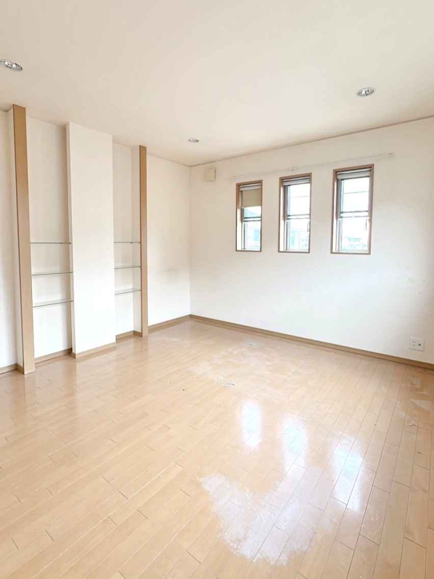 【2階洋室】縦に3つ並んだ窓がおしゃれな洋室♪主寝室としても最適なお部屋で、ひろびろリラックスできます♪（2025年5月撮影）