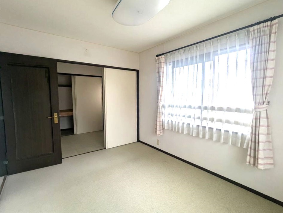 【2階洋室】約6帖洋室は、1人部屋にも最適です。部屋の奥に繋がった洋室は、大型収納スペースとしてもお使いいただけます(^^)/