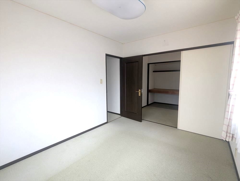 【2階洋室】南向きであたたかなお部屋は、気持ちの良い太陽の光と風が入り込みます♪