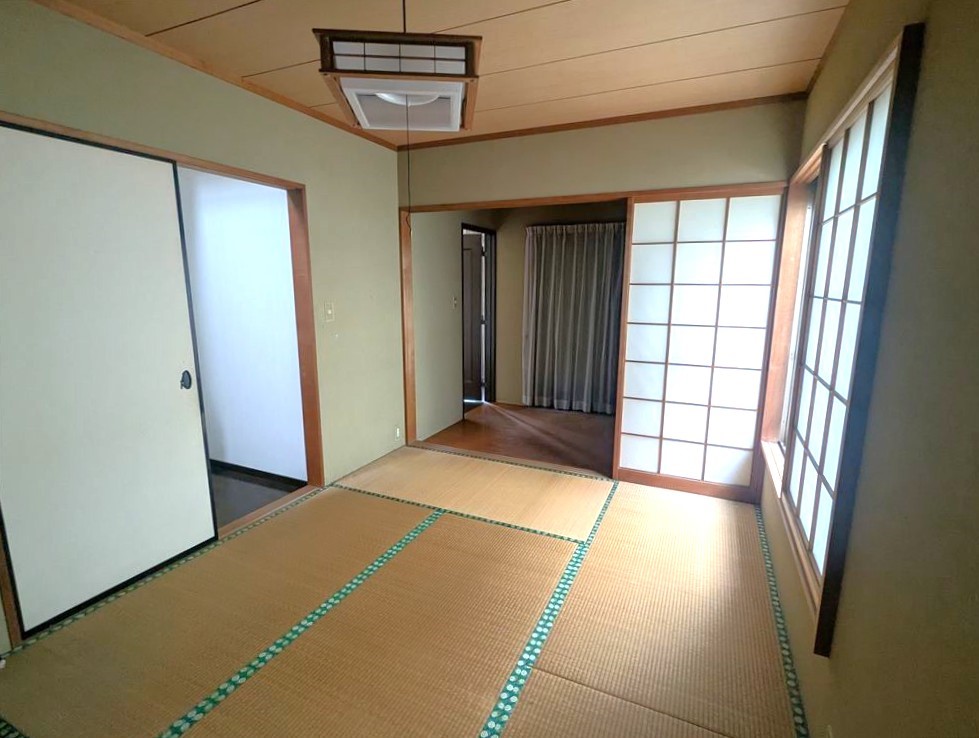 【1階和室】畳にはリラックス効果があるといわれています。お昼寝をしたり、ゆったり寝転んだりと休める空間です♪