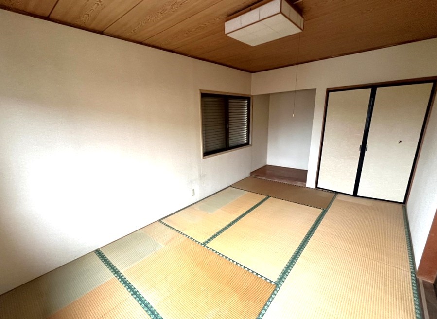 【和室】お布団を敷いて主寝室としても使える2階の和室は、リラックスできる落ち着く空間です♪