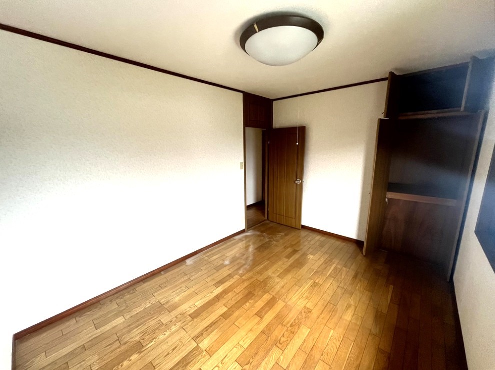 【2階洋室】1人部屋・趣味部屋としても使える洋室は、お気に入りの家具でそろえてお部屋を自分好みにアレンジできます♪