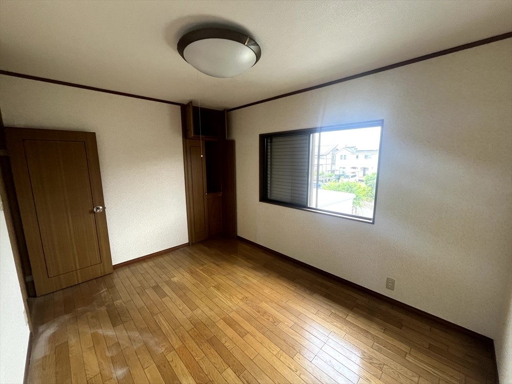 【2階洋室】2面採光で明るい洋室は、風通しも良い洋室♪お好きな家具でお部屋をアレンジできます（＾＾）