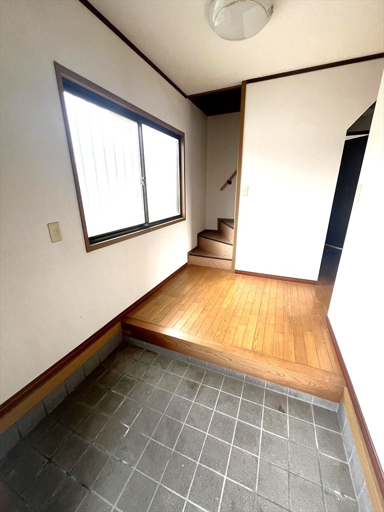 【玄関】靴箱を置いて、玄関周りをすっきりと保つことができます♪