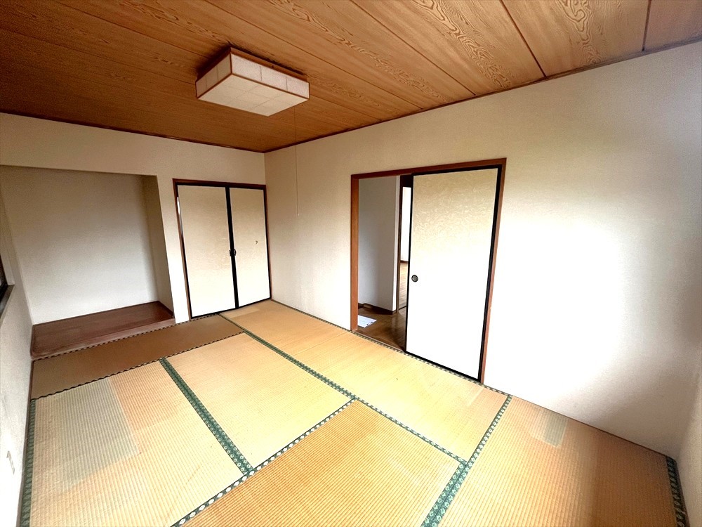 【和室】畳にはリラックス効果があるといわれています。お昼寝をしたり、ゆったり寝転んだりと休める空間です♪