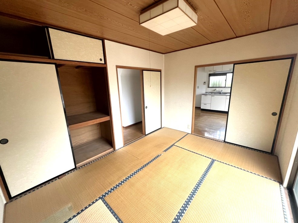 【和室】押入れには座布団やお布団などたっぷり収納することができます。常にお部屋をすっきりと保てます♪
