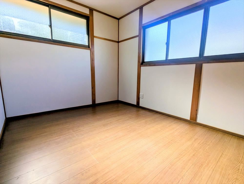 ※リフォーム後の写真です。【洋室】テーブルやソファを置いてもゆとりのある空間♪お好きな家具でお部屋をアレンジできます♪