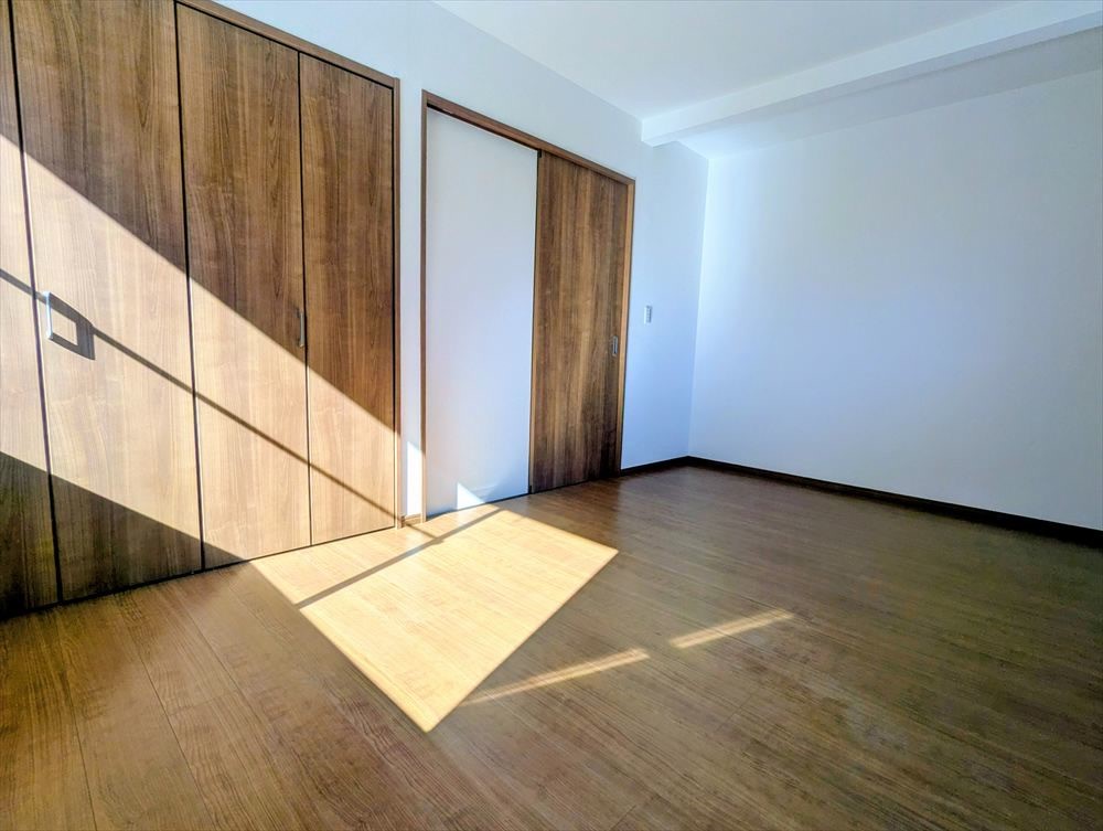 リフォーム後の写真です。【主寝室】主寝室としても最適なお部屋で、ひろびろリラックスできます♪