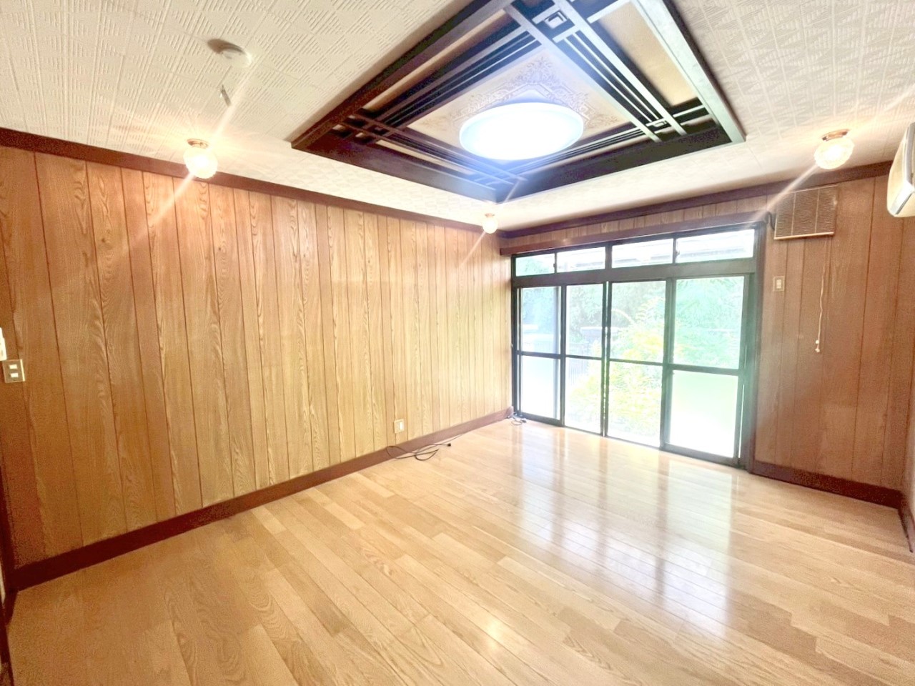 【洋室】木目調の床材がおしゃれな1階洋室（＾＾）どんな家具にも合わせやすいデザインです♪
