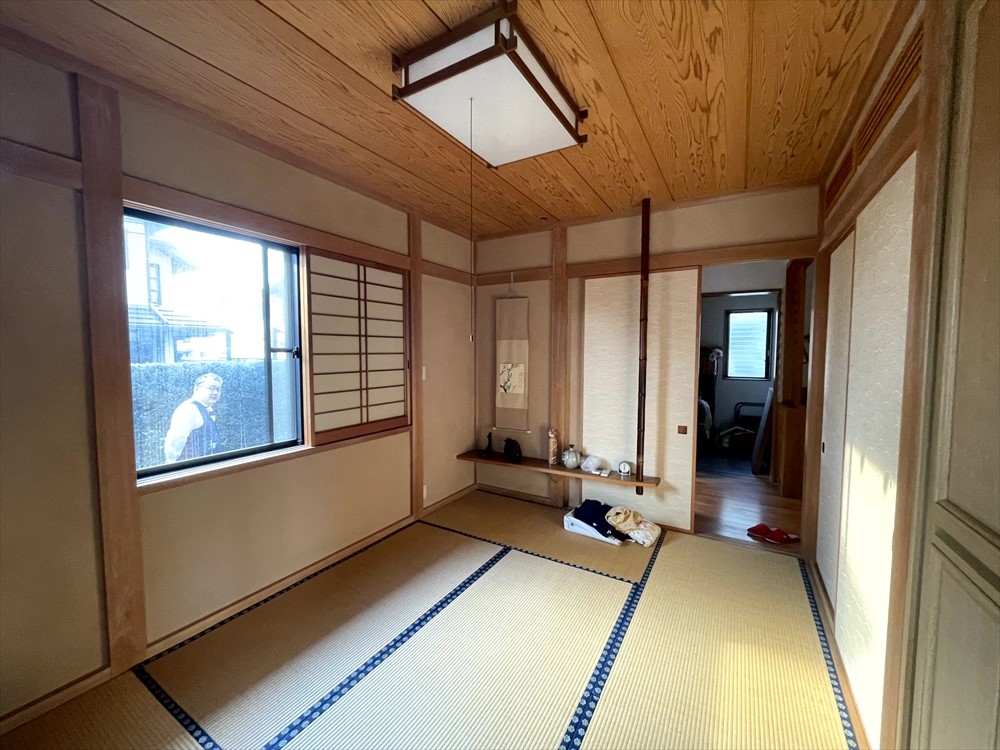 【和室】2面採光で明るい和室♪リラックス効果のある畳で落ち着く空間です。