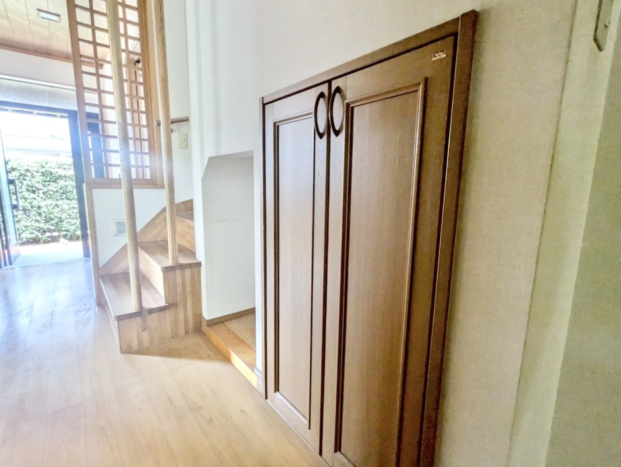 【収納】あると嬉しい階段下の収納♪生活導線上にある収納は、お掃除用具やお子様のおもちゃなどの収納にもぴったりです♪
