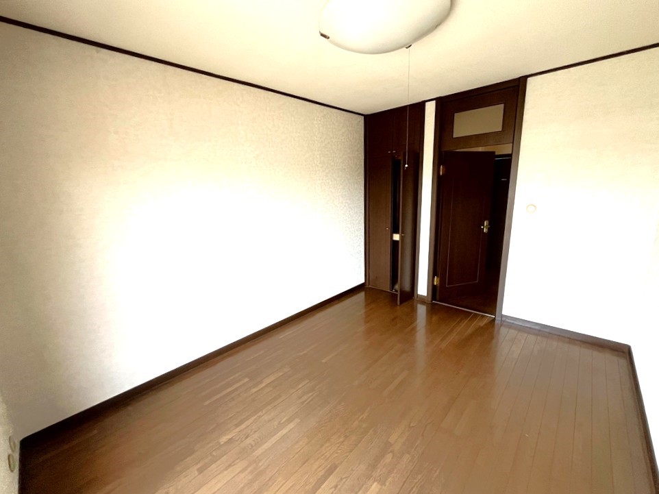 【2階洋室】収納付きのお部屋♪憧れの1人部屋にもぴったりな洋室は、自分だけの空間でよりリラックスできます♪